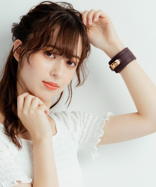 Rocky Monroe(ロッキーモンロー)の「レザーバングルブレスレット(ブレスレット・メンズ・ブルー/グレー/ブラック/ブラウン/レッド/キャメル/レオパード・FREE)」の4枚目の写真