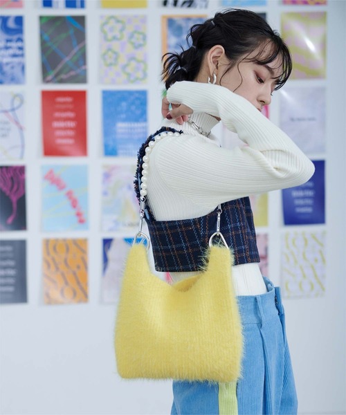 miette(ミエット)の「パールハンドルシャギーニットバッグ(ハンドバッグ・レディース・ブルー/レッド/ブラック/イエロー・FREE)」の3枚目の写真