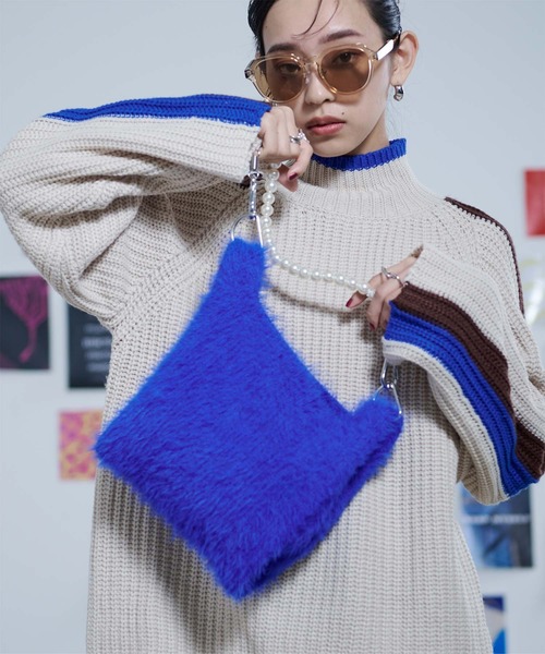 miette(ミエット)の「パールハンドルシャギーニットバッグ(ハンドバッグ・レディース・ブルー/レッド/ブラック/イエロー・FREE)」の1枚目の写真