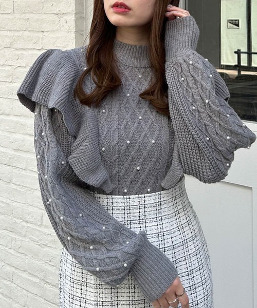 INGNI(イング)の「フリルケーブルパール付ニット(ニット/セーター・レディース・アイボリー/ピンクベージュ/グレー・M)」の3枚目の写真