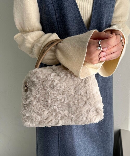 fredy emue（フレディエミュ）の「ボアトート2wayショルダートートバッグ（トートバッグ・レディース・アイボリー/グレー・FREE）」の3枚目の写真