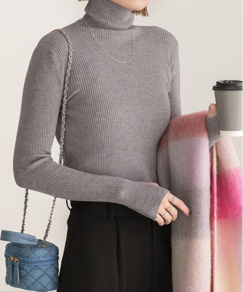 ad thie(アドティエ)の「サムホールデザイン ベーシックハイネックニット(ニット/セーター・レディース・グリーン/ブラウン/グレー/オフホワイト/ブラック・FREE)」の4枚目の写真