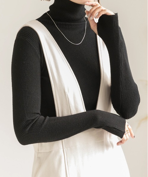 ad thie(アドティエ)の「サムホールデザイン ベーシックハイネックニット(ニット/セーター・レディース・グリーン/ブラウン/グレー/オフホワイト/ブラック・FREE)」の3枚目の写真