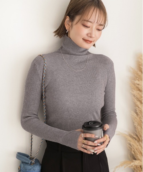 ad thie(アドティエ)の「サムホールデザイン ベーシックハイネックニット(ニット/セーター・レディース・グリーン/ブラウン/グレー/オフホワイト/ブラック・FREE)」の13枚目の写真