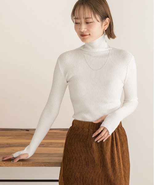 ad thie(アドティエ)の「サムホールデザイン ベーシックハイネックニット(ニット/セーター・レディース・グリーン/ブラウン/グレー/オフホワイト/ブラック・FREE)」の16枚目の写真