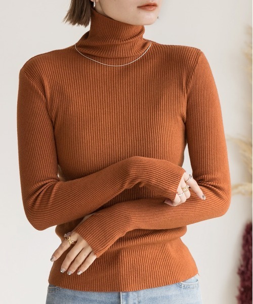 ad thie(アドティエ)の「サムホールデザイン ベーシックハイネックニット(ニット/セーター・レディース・グリーン/ブラウン/グレー/オフホワイト/ブラック・FREE)」の9枚目の写真