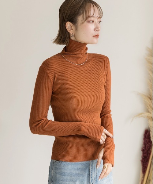 ad thie(アドティエ)の「サムホールデザイン ベーシックハイネックニット(ニット/セーター・レディース・グリーン/ブラウン/グレー/オフホワイト/ブラック・FREE)」の18枚目の写真