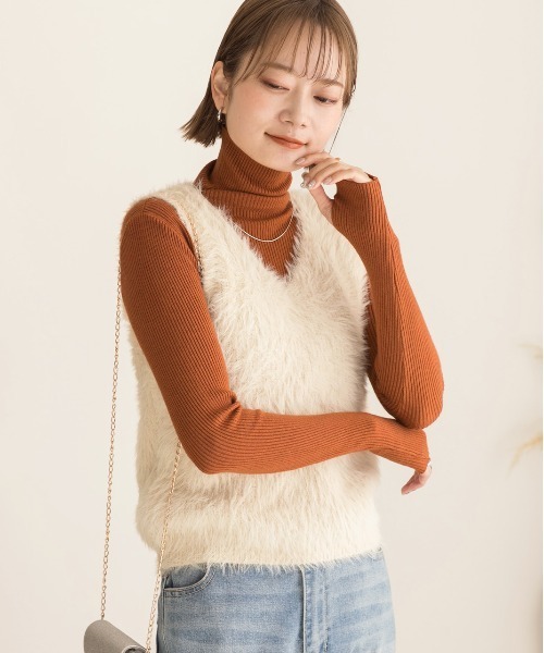 ad thie(アドティエ)の「サムホールデザイン ベーシックハイネックニット(ニット/セーター・レディース・グリーン/ブラウン/グレー/オフホワイト/ブラック・FREE)」の14枚目の写真
