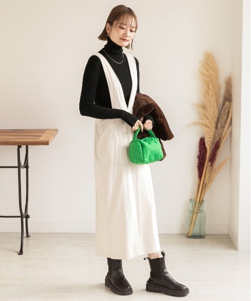 ad thie(アドティエ)の「サムホールデザイン ベーシックハイネックニット(ニット/セーター・レディース・グリーン/ブラウン/グレー/オフホワイト/ブラック・FREE)」の8枚目の写真