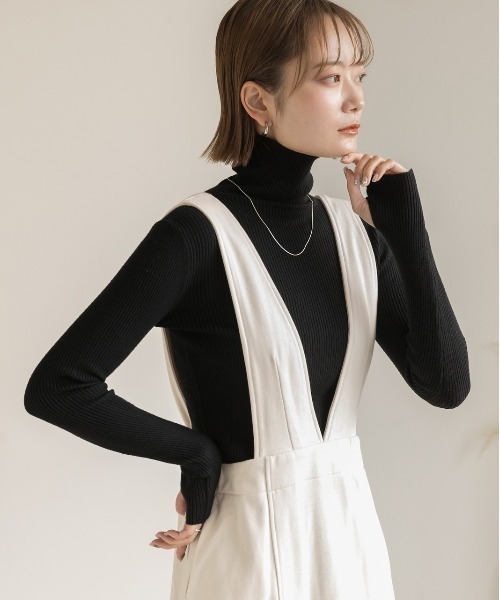 ad thie(アドティエ)の「サムホールデザイン ベーシックハイネックニット(ニット/セーター・レディース・グリーン/ブラウン/グレー/オフホワイト/ブラック・FREE)」の21枚目の写真