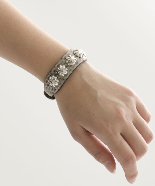 TOGA PULLA(トーガ プルラ)の「【TOGA PULLA/トーガプルラ】Concho leather bangle/コンチョレザーバングル/レザーブレスレット(バングル/リストバンド・レディース・マルチ/ブラック・FREE)」の8枚目の写真