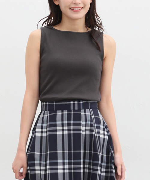 Honeys(ハニーズ)の「ボートネックタンクトップ(タンクトップ・レディース・スミクロ/アイボリー/ブラック/グレイッシュベージュ/ブルー/ブラウン・S/M/L/LL)」の4枚目の写真