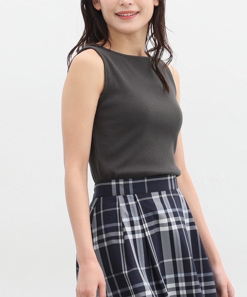 Honeys(ハニーズ)の「ボートネックタンクトップ(タンクトップ・レディース・スミクロ/アイボリー/ブラック/グレイッシュベージュ/ブルー/ブラウン・S/M/L/LL)」の16枚目の写真