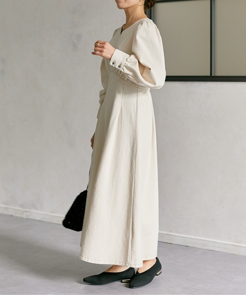 Thevon（ゼボン）の「ウエストタックシェイプワンピース（ワンピース・レディース・アイボリー/ブラック/ネイビー・MEDIUM/TM）」の4枚目の写真