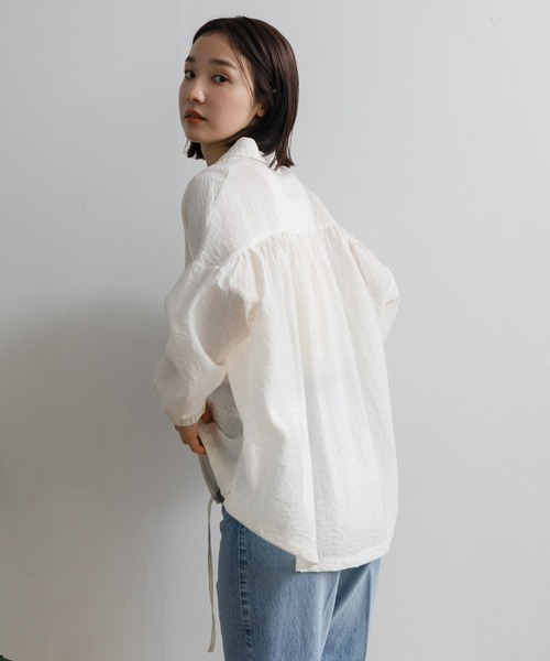 AMERICAN RAG CIE（アメリカンラグシー）の「【ARC】麻混シアー裾ドロストシャツ（シャツ/ブラウス・レディース・ブルー/オフホワイト/ベージュ/ブラック・FREE）」の6枚目の写真