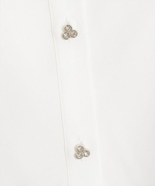 SWINGLE（スウィングル）の「ラインストーン釦ショート丈シャツブラウス（シャツ/ブラウス・レディース・オフホワイト/ブルー系その他/ホワイト系その他・FREE）」の4枚目の写真