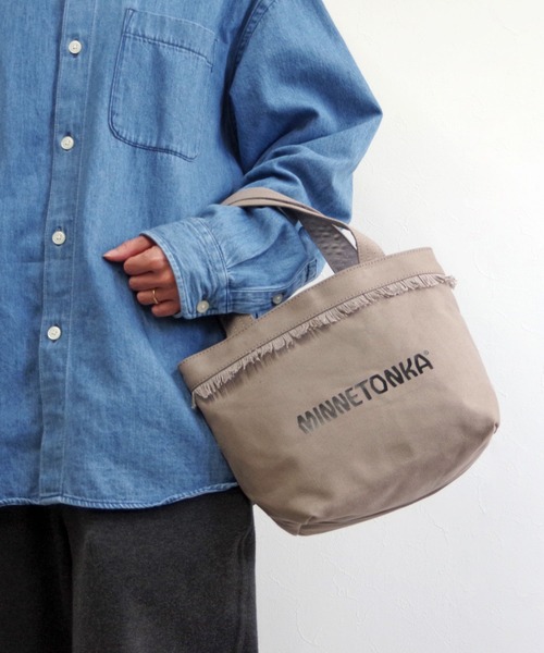 Minnetonka（ミネトンカ）の「MINNETONKA（ミネトンカ） / フリンジロゴトートバッグ キャンバスバッグ スモールトート（トートバッグ・レディース・グレー/アイボリー/ブラック/ブラウン・FREE）」の5枚目の写真