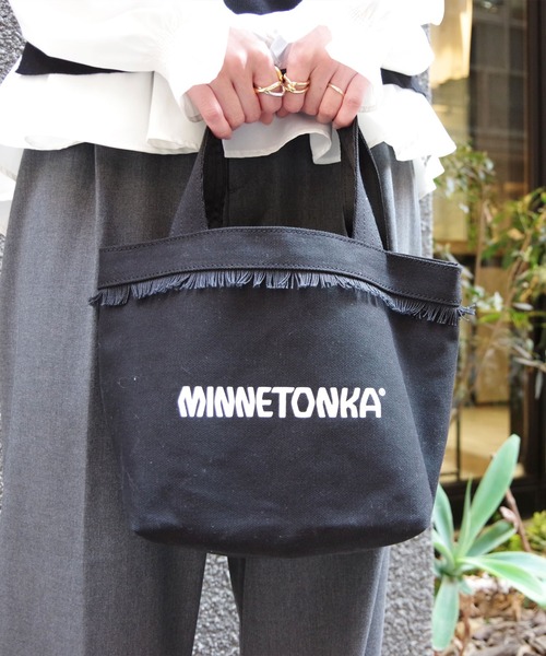 Minnetonka（ミネトンカ）の「MINNETONKA（ミネトンカ） / フリンジロゴトートバッグ キャンバスバッグ スモールトート（トートバッグ・レディース・グレー/アイボリー/ブラック/ブラウン・FREE）」の8枚目の写真