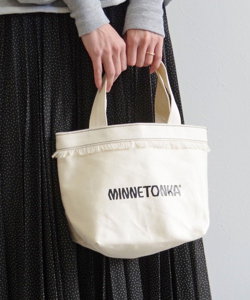 Minnetonka（ミネトンカ）の「MINNETONKA（ミネトンカ） / フリンジロゴトートバッグ キャンバスバッグ スモールトート（トートバッグ・レディース・グレー/アイボリー/ブラック/ブラウン・FREE）」の11枚目の写真