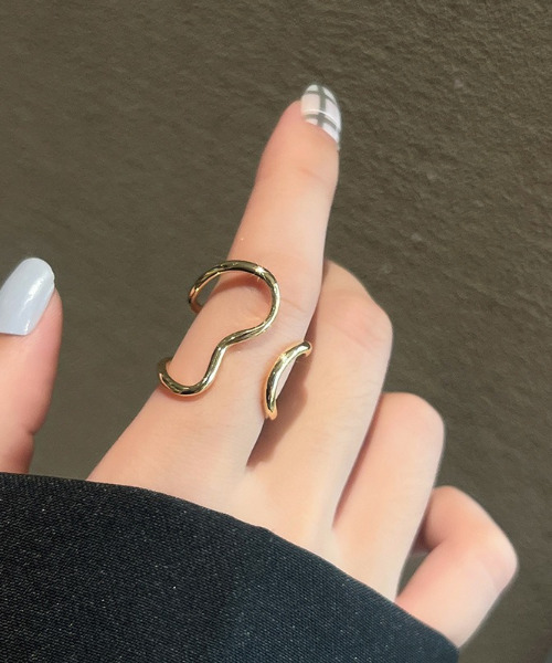 SILVER BULLET（シルバーバレット）の「『SBLTR』ユニセックス 変形デザインリング（リング・レディース・シルバー/ゴールド・FREE）」の2枚目の写真