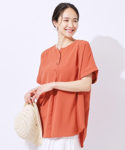 SHOO・LA・RUE（シューラルー）の「◆【洗える/無理せずキレイ】オンオフ使える！ヘンリーネックブラウス（シャツ/ブラウス・レディース・ブラック/カーキ/ライトベージュ/レッド系1・02/03/04）」の4枚目の写真