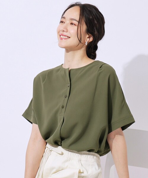 SHOO・LA・RUE（シューラルー）の「◆【洗える/無理せずキレイ】オンオフ使える！ヘンリーネックブラウス（シャツ/ブラウス・レディース・ブラック/カーキ/ライトベージュ/レッド系1・02/03/04）」の3枚目の写真