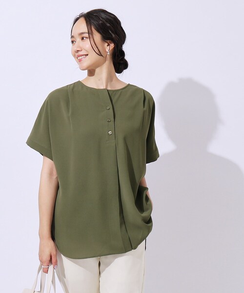 SHOO・LA・RUE（シューラルー）の「◆【洗える/無理せずキレイ】オンオフ使える！ヘンリーネックブラウス（シャツ/ブラウス・レディース・ブラック/カーキ/ライトベージュ/レッド系1・02/03/04）」の22枚目の写真
