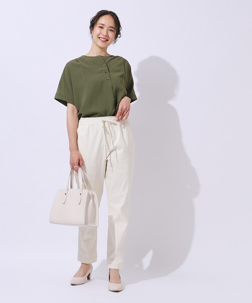 SHOO・LA・RUE（シューラルー）の「◆【洗える/無理せずキレイ】オンオフ使える！ヘンリーネックブラウス（シャツ/ブラウス・レディース・ブラック/カーキ/ライトベージュ/レッド系1・02/03/04）」の20枚目の写真