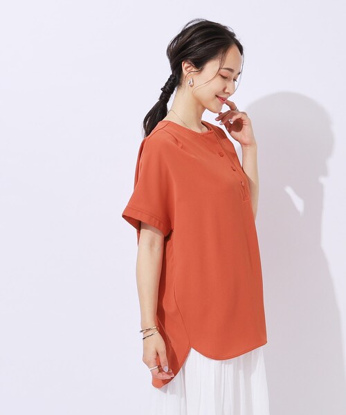 SHOO・LA・RUE（シューラルー）の「◆【洗える/無理せずキレイ】オンオフ使える！ヘンリーネックブラウス（シャツ/ブラウス・レディース・ブラック/カーキ/ライトベージュ/レッド系1・02/03/04）」の17枚目の写真