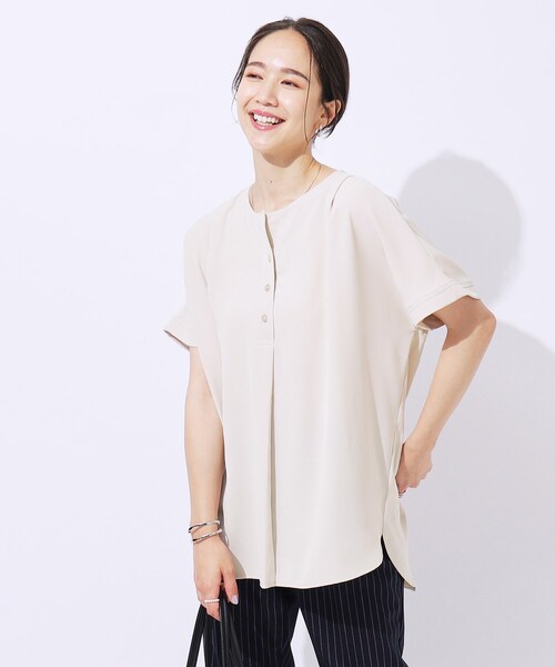 SHOO・LA・RUE（シューラルー）の「◆【洗える/無理せずキレイ】オンオフ使える！ヘンリーネックブラウス（シャツ/ブラウス・レディース・ブラック/カーキ/ライトベージュ/レッド系1・02/03/04）」の14枚目の写真