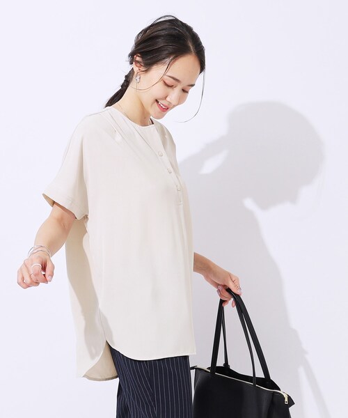 SHOO・LA・RUE（シューラルー）の「◆【洗える/無理せずキレイ】オンオフ使える！ヘンリーネックブラウス（シャツ/ブラウス・レディース・ブラック/カーキ/ライトベージュ/レッド系1・02/03/04）」の13枚目の写真