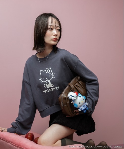 sanrio(サンリオ)の「【HELLO KITTY】ショートプルオーバー(スウェット・レディース・アイボリー/チャコール・FREE)」の2枚目の写真