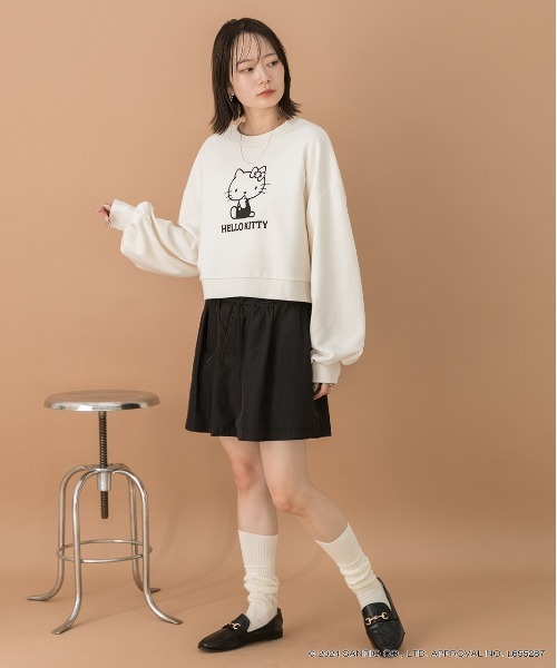 sanrio(サンリオ)の「【HELLO KITTY】ショートプルオーバー(スウェット・レディース・アイボリー/チャコール・FREE)」の13枚目の写真