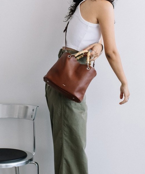 Beau're（ヴュレ）の「【BEAURE/ビュレ】カウレザー バンブー ハンドル バケット BAG（かごバッグ・レディース・ブラック/ベージュ/ブラウン・FREE）」の7枚目の写真