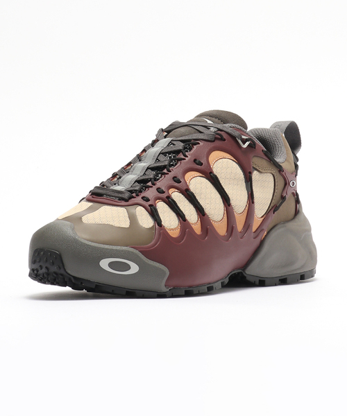 BRAIN DEAD(ブレインデット)の「BRAIN DEAD × OAKLEY FACTORY TEAM IBEX(スニーカー・メンズ・チャコールグレー/レッド・90/80/85/95/75)」の3枚目の写真