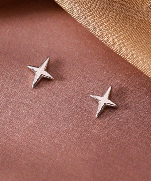 MASHIRO（マシロ）の「【MASHIRO】星モチーフワンポイントピアス　Y2K　ユニセックス（ピアス（両耳用）・メンズ・ブラック/シルバー・FREE）」の4枚目の写真