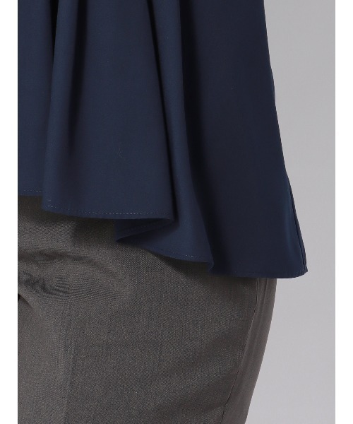 SUIT SQUARE(スーツスクエア)の「ラウンドネックタックブラウス ウォッシャブル ソフトクロス 無地(シャツ/ブラウス・レディース・アイボリー系/ネイビー系/カーキ系・38(9号))」の11枚目の写真