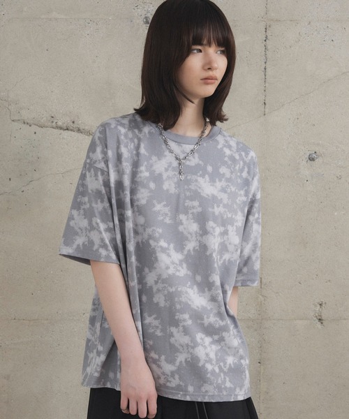 Confirm(コンファーム)の「ビッグシルエット 総柄プリント 半袖Tシャツ カットソー ユニセックス(Tシャツ/カットソー・メンズ・ブラック/グレー・M/L)」の1枚目の写真