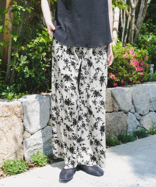 ITEMS URBANRESEARCH（アイテムズ アーバンリサーチ）の「フロッキープリントイージーパンツ（その他パンツ・レディース・ブラウン/ベージュ/ネイビー・FREE）」の2枚目の写真