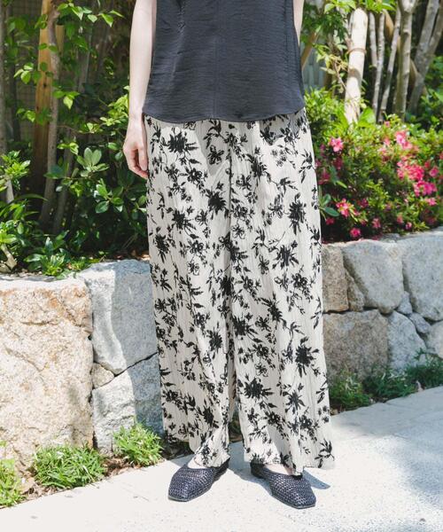 ITEMS URBANRESEARCH（アイテムズ アーバンリサーチ）の「フロッキープリントイージーパンツ（その他パンツ・レディース・ブラウン/ベージュ/ネイビー・FREE）」の16枚目の写真