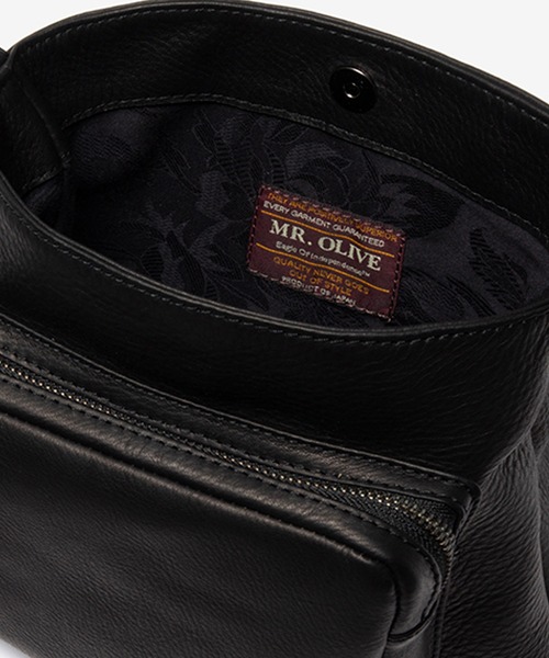 MR.OLIVE(ミスターオリーブ)の「MR.OLIVE/ミスターオリーブ IMPERMA-LEATHER/GUSSET POCKET COMPACT SHOULDER BAG ショルダーバッグ(ショルダーバッグ・メンズ・ブラック・FREE)」の2枚目の写真