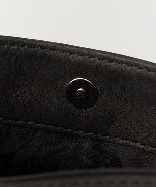 MR.OLIVE(ミスターオリーブ)の「MR.OLIVE/ミスターオリーブ IMPERMA-LEATHER/GUSSET POCKET COMPACT SHOULDER BAG ショルダーバッグ(ショルダーバッグ・メンズ・ブラック・FREE)」の3枚目の写真