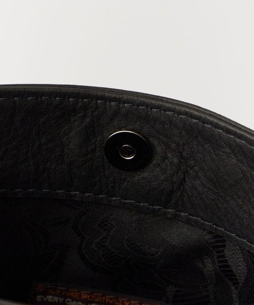 MR.OLIVE(ミスターオリーブ)の「MR.OLIVE/ミスターオリーブ IMPERMA-LEATHER/GUSSET POCKET COMPACT SHOULDER BAG ショルダーバッグ(ショルダーバッグ・メンズ・ブラック・FREE)」の4枚目の写真