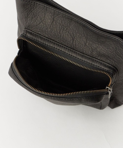 MR.OLIVE(ミスターオリーブ)の「MR.OLIVE/ミスターオリーブ IMPERMA-LEATHER/GUSSET POCKET COMPACT SHOULDER BAG ショルダーバッグ(ショルダーバッグ・メンズ・ブラック・FREE)」の12枚目の写真