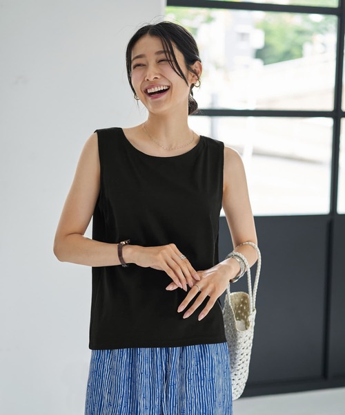 STYLE DELI(スタイルデリ)の「横幅広め開きネックのスムースノースリカットソー(Tシャツ/カットソー・レディース・ブラック/杢グレー/ホワイト・FREE)」の2枚目の写真