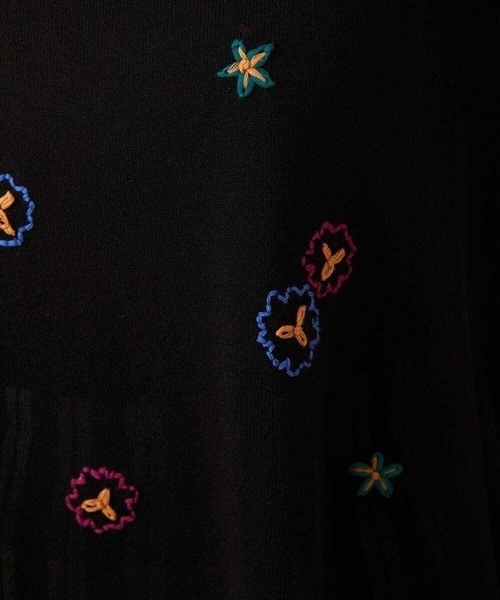 Jocomomola（ホコモモラ）の「Brisa フラワー刺繍シアーニット（ニット/セーター・レディース・ホワイト/ブラック・40）」の10枚目の写真