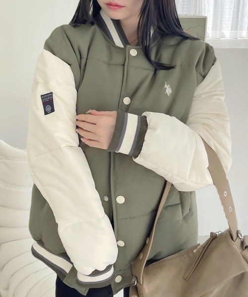 U.S. POLO ASSN.（ユーエスポロアッスン）の「【U.S. POLO ASSN】中綿 ヴァーシティージャケット（スタジャン・レディース・カーキ/ネイビー・L/M）」の2枚目の写真