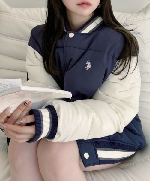 U.S. POLO ASSN.（ユーエスポロアッスン）の「【U.S. POLO ASSN】中綿 ヴァーシティージャケット（スタジャン・レディース・カーキ/ネイビー・L/M）」の10枚目の写真