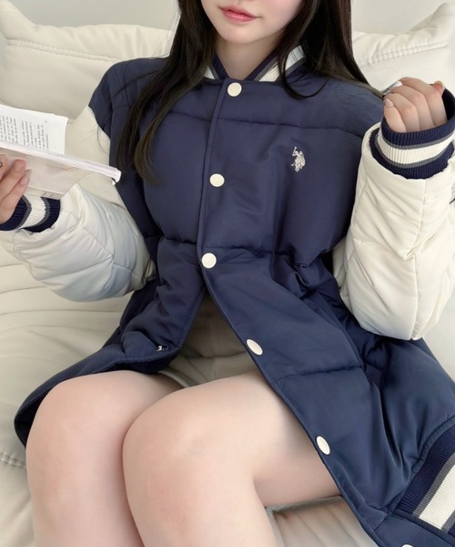 U.S. POLO ASSN.（ユーエスポロアッスン）の「【U.S. POLO ASSN】中綿 ヴァーシティージャケット（スタジャン・レディース・カーキ/ネイビー・L/M）」の4枚目の写真