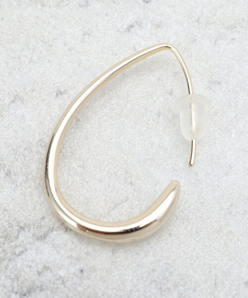 OPAQUE.CLIP（オペークドットクリップ）の「しずくメタルフープピアス（ピアス（両耳用）・レディース・ゴールド/シルバー・00）」の4枚目の写真